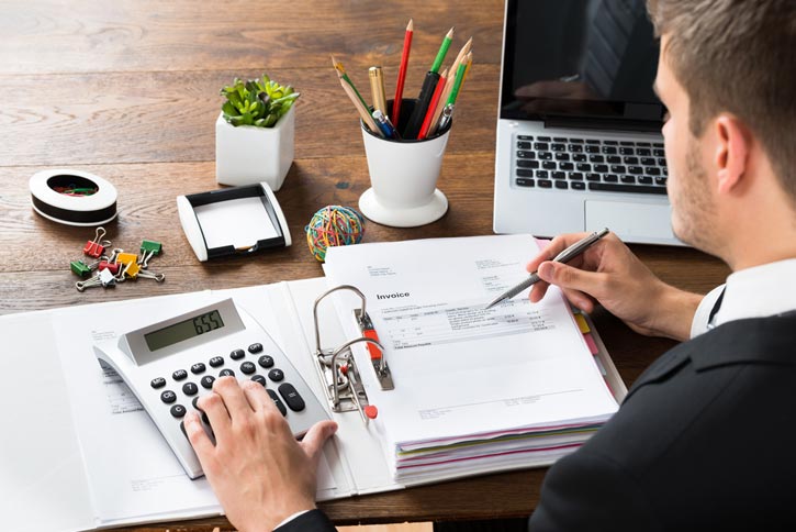 آیا باید برای کسب و کار کوچکم یک حسابدار استخدام کنم؟